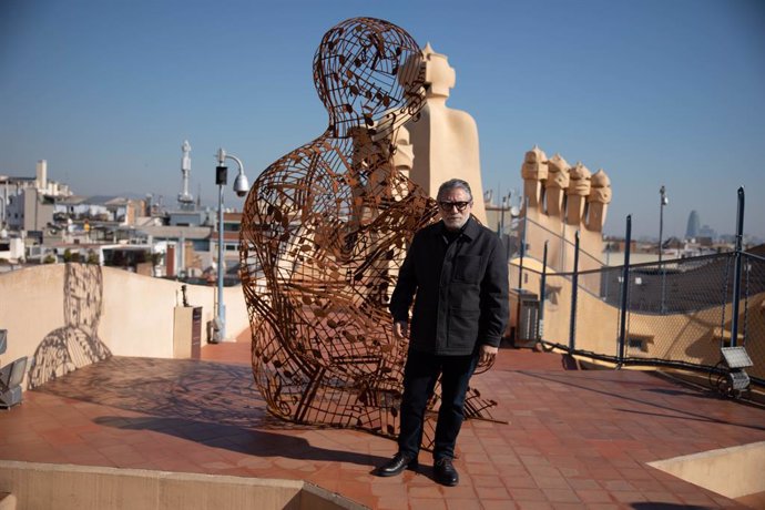 L'escultor Jaume Plensa davant de la seva escultura 'Silent Music IV'