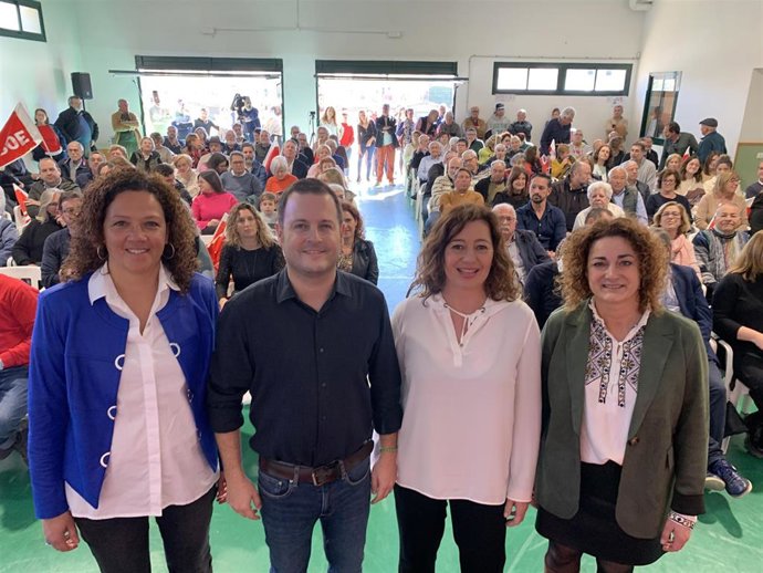 La secretaria general del PSIB-PSOE, Francina Armengol, y la secretaria de la Federación Socialista de Mallorca, Catalina Cladera, apoyan a Miquel Cabot en su candidatura a la reelección a la alcaldía de Marratxí