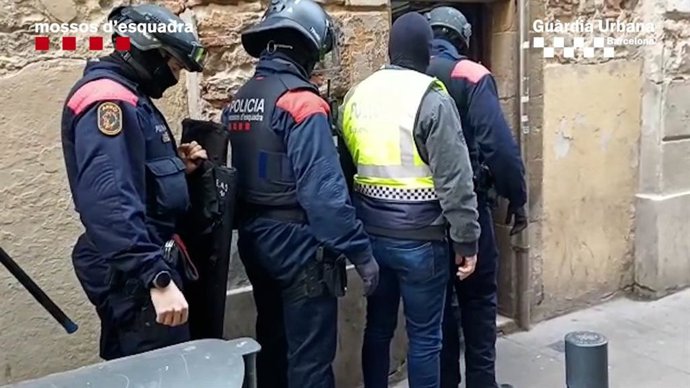 Imatge de l'operatiu conjunt de Mossos d'Esquadra i la Gurdia Urbana de Barcelona que ha perms recuperar 224 telfons mbils i desmantellar tres punts d'encobriment al districte de Ciutat Vella de Barcelona i a l'Hospitalet de Llobregat