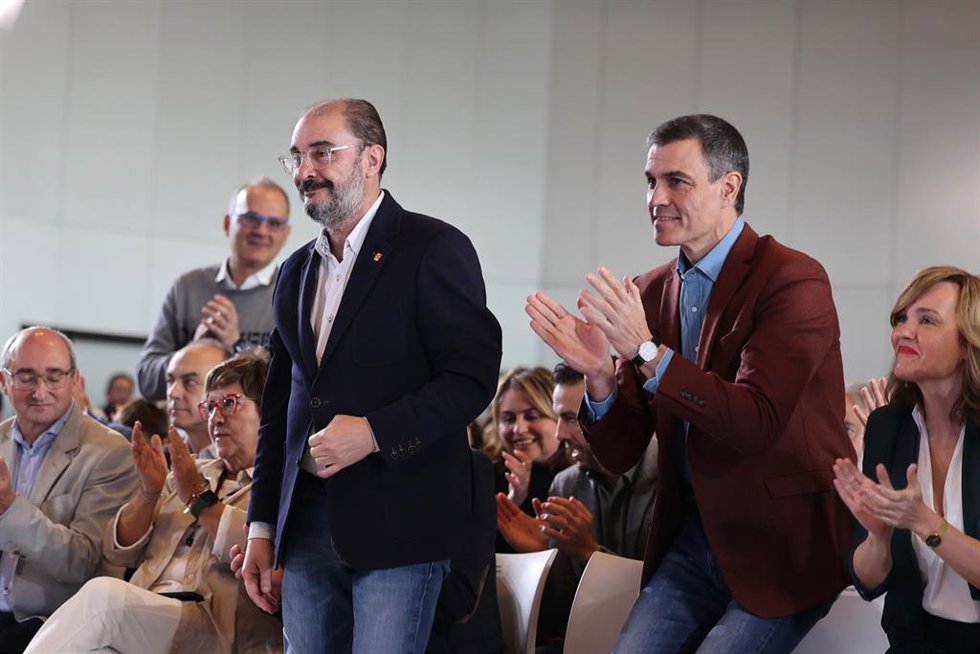 El presidente del Gobierno, Pedro Sánchez (d), y el presidente de Aragón, Javier Lambán (i), durante un acto de precampaña en el Palacio de Congresos, a 18 de febrero de 2023, en Zaragoza, Aragón (España). 