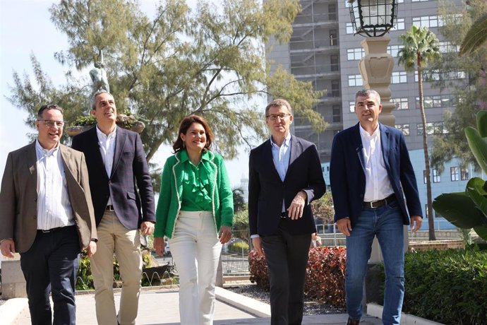 El presidente del Partido Popular, Alberto Núñez Feijóo (2d),  la candidata del PP a la alcaldía de Las Palmas de Gran Canaria, Jimena Delgado, y el  presidente del PP de Canarias, Manuel Domínguez (1d), llegan al acto en el Hotel Santa Catalina, a 18 d