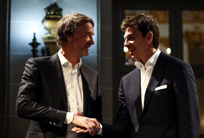 Archivo - 10 February 2020, England, London: INEOS Founder and Chairman Sir Jim Ratcliffe (L) and Toto Wolff, Team Principal & CEO of The Mercedes AMG Petronas F1 Team attend a media briefing at Royal Automobile Club. Photo: Steven Paston/PA Wire/dpa