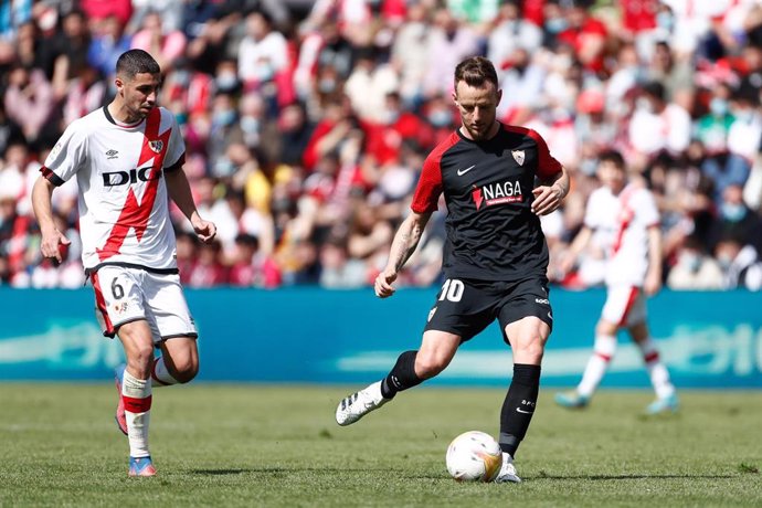 Archivo - Ivan Rakitic y Santi Comesaña en un Rayo Vallecano-Sevilla FC de la pasada temporada en LaLiga Santander