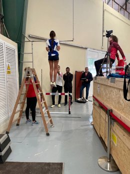 Una aspirante a Policía Local realiza la prueba de flexiones de brazos en barra