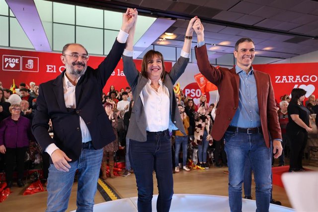 El presidente de Aragón, Javier Lambán, la candidata del PSOE a la Alcaldía de Zaragoza, Lola Ranera, y el secretario general del PSOE y presidente del Gobierno, Pedro Sánchez, durante el acto de presentación de Ranera como candidata en Zaragoza.