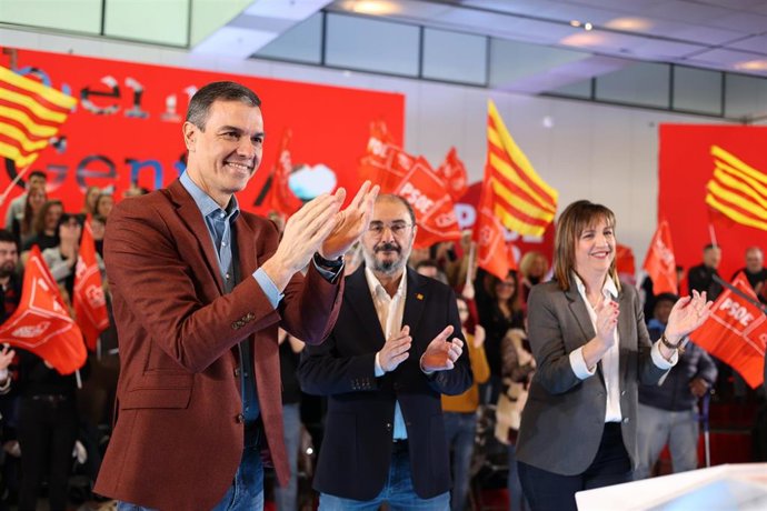 (I-D) El presidente del Gobierno, Pedro Sánchez, junto al presidente de Aragón, Javier Lambán, y la candidata del PSOE a la Alcaldía de Zaragoza, Lola Ranera, en un acto de precampaña en el Palacio de Congresos, a 18 de febrero de 2023, en Zaragoza