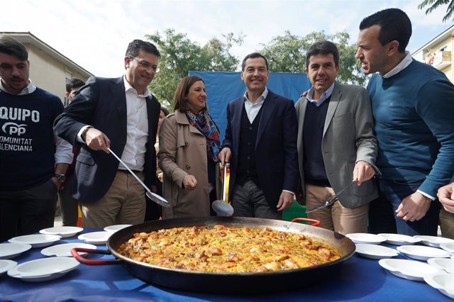 El presidente del PP-A, Juanma Moreno, en un acto de precampaña en Valencia junto al candidato popular a la presidencia de la Comunidad Valencia, Carlos Mazón.