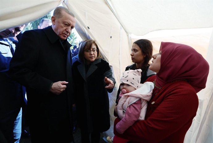 HANDOUT - 09 February 2023, Turkey, Gaziantep: Turkish President Recep Tayyip Erdogan meets with civilians in Gaziantep during his visit to the tent city established by the Disaster and Emergency Directorate (AFAD) for earthquake victims. Photo: -/Turki