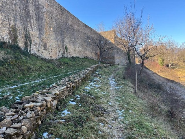 Se trata de concluir el recorrido peatonal que discurrirá desde la carretera A-138 hasta el aparcamiento del Castillo por el frente norte