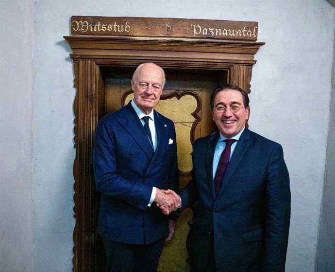 El ministro de Asuntos Exteriores, Unión Europea y Cooperación de España, José Manuel Albares (D) con el enviado de la ONU para el Sáhara, Staffan de Mistura, en la Conferencia de Seguridad de Múnich