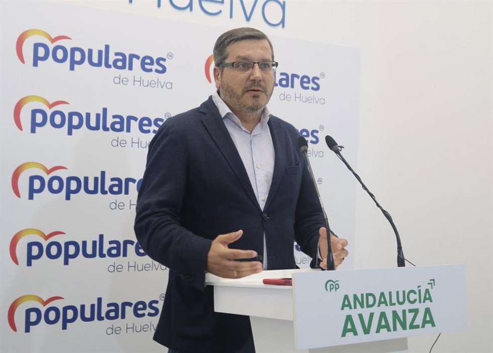 Archivo - El vicesecretario de Organización del PP-A, Alejandro Romero, en rueda de prensa.
