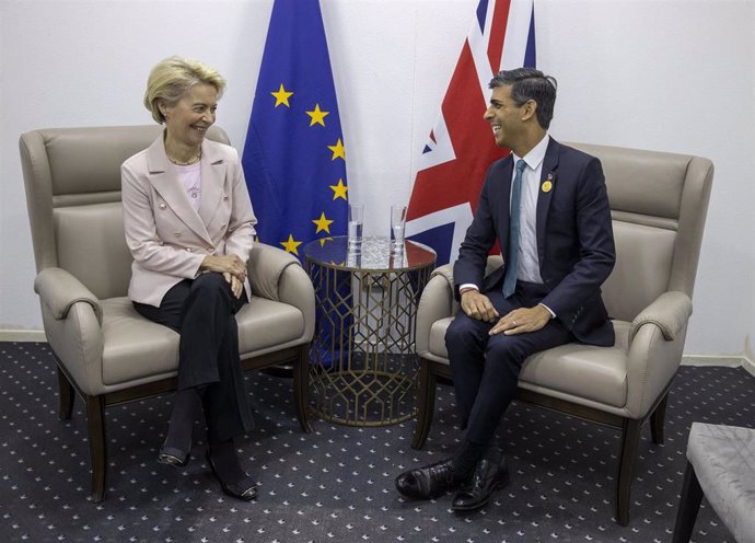 Archivo - Imagen de archivo de la presidenta de la Comisión Europea, Ursula von der Leyen, y el primer ministro británico, Rishi Sunak 