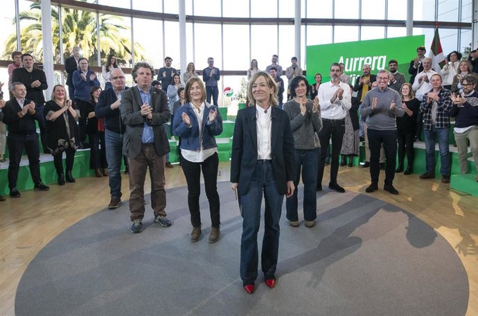 La candidata del PNV a diputada general de Gipuzkoa, Eider Mendoza, junto a los candidatos a las Juntas Generales, el presidente del GBB, Joseba Egibar, el alcalde de San Sebastián, Eneko Goia, y el diputado general, Markel Olano
