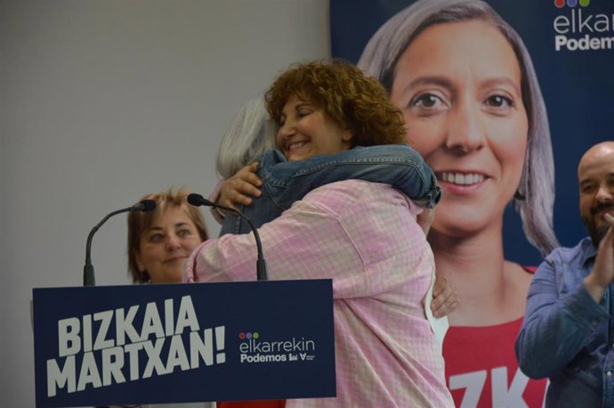 La coordinadora general de Podemos Euskadi, Pilar Garrido, y la candidata  adiputada general por Bizkaia, Eneriz Madariaga durante la presentación de la ruta 'Bizkaia Martxan'