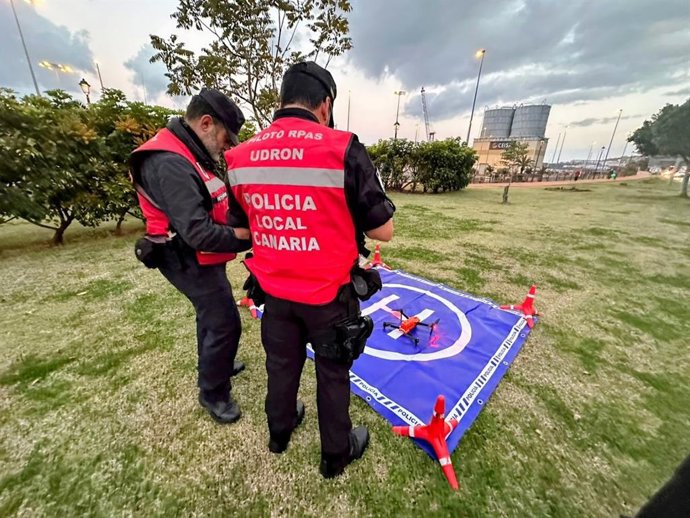 Agentes especializados de la Unidad de Drones de la Policía Local de Santa Cruz de La Palma