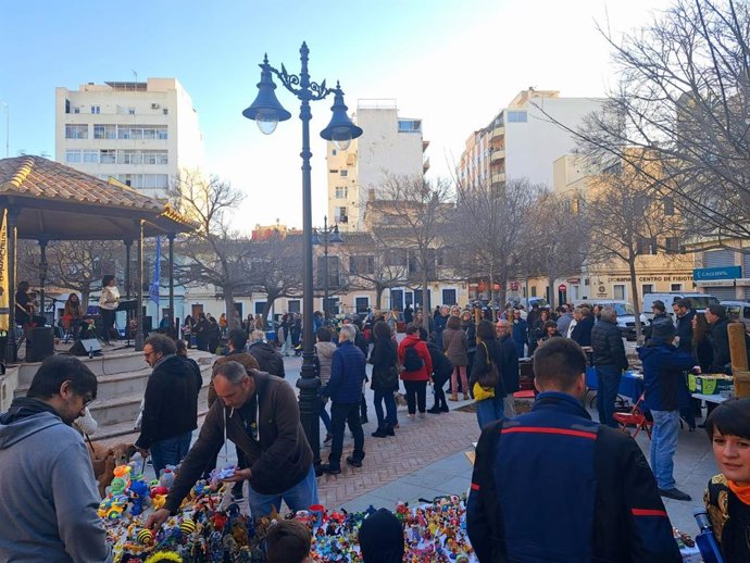 La plaza Pau Casals se llena de vida con el mercadillo 'Tira'm els Trastos' y la actuación de Morgana Jazz