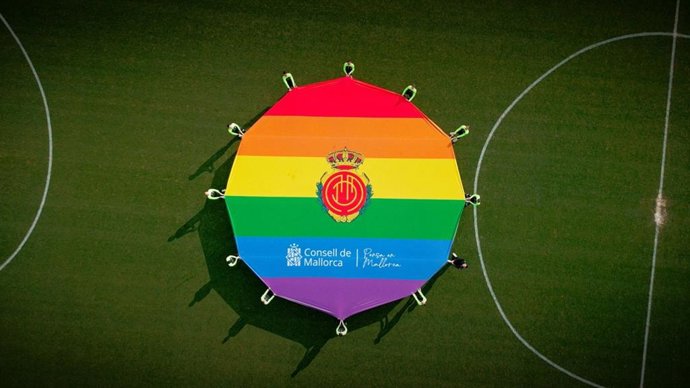 Consell y jugadores del RCD Mallorca despliegan una pancarta en contra de la homofobia en el deporte