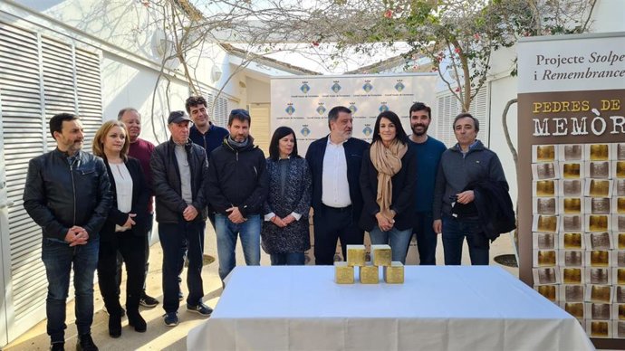 El Govern coloca las primera 'Stolpersteine' en Formentera en homenaje a cinco víctimas del nazismo