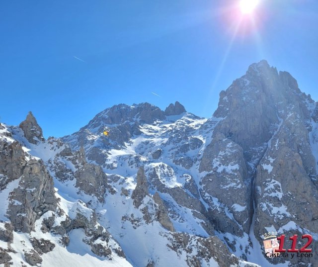 El Grupo de Rescate de Protección Civil auxilia a un montañero herido en los tobillos en Picos de Europa