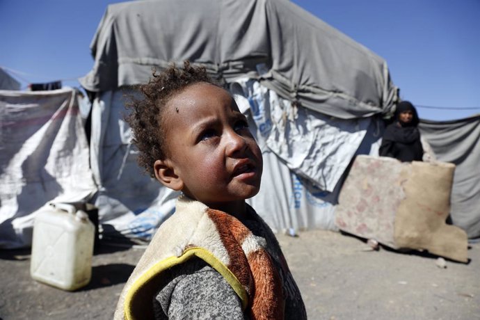 Archivo - SANAA, Jan. 1, 2023  -- A child is seen inside the Dharawan camp, in the northern suburb of Sanaa, Yemen's capital, on Dec. 7, 2022. TO GO WITH "Feature: Displaced Yemenis struggle in cold winter amid endless civil war"