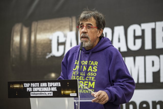 El activista Jordi Pesarrodona interviene durante una manifestación de la ANC contra la reforma del Código Penal, en la Pla de Palau, a 6 de diciembre de 2022, en Barcelona, Catalunya (España).