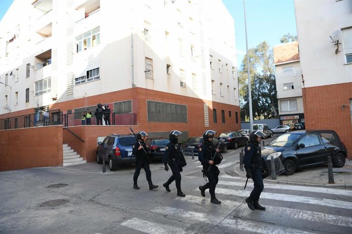 Archivo - Agentes de la Policía Nacional durante un operativo policial en barrio de El Príncipe de Ceuta
