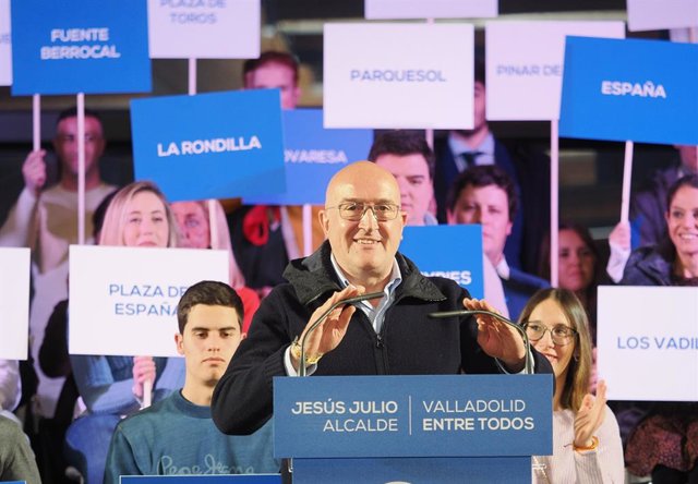 El candidato a la alcaldía de Valladolid, Jesús Julio Carnero, durante el mitin del Partido Popular celebrado en el Museo de la Ciencia de la capital vallisoletana este sábado, 18 de febrero