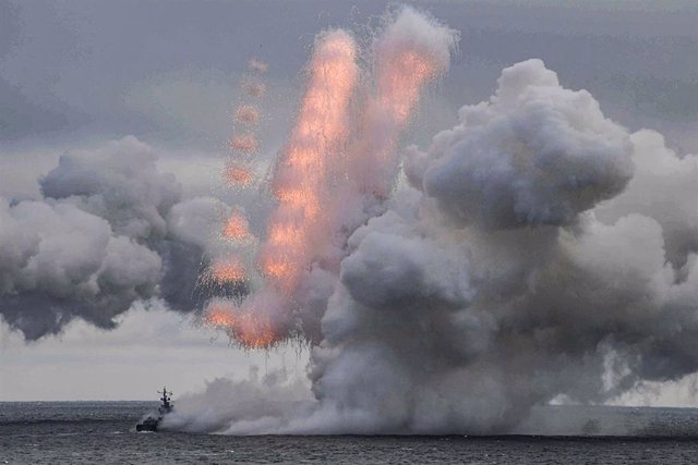 Archivo - Un buque de guerra ruso participa en unas pruebas de lanzamiento de misiles con capacidad nuclear Kinzhal y Kalibr en aguas del mar Negro cerca de la península de Crimea
