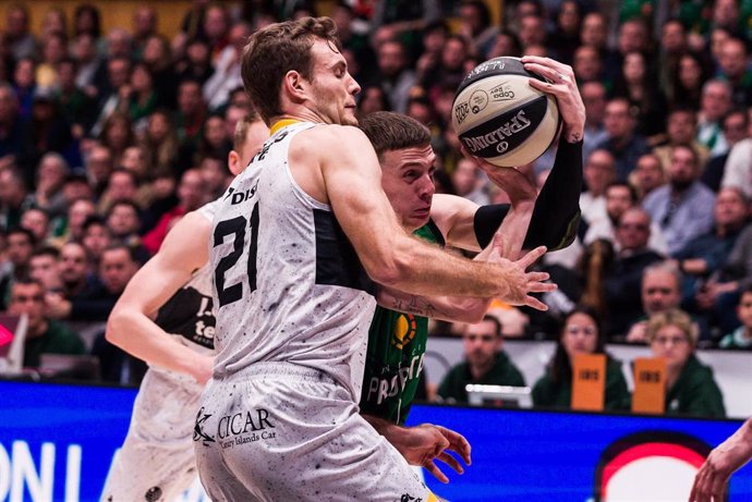 Kyle Guy of Club Joventut Badalona in action against Tim Abromaitis of Lenovo Tenerife during the ACB Copa del Rey Badalona 23 Semi Final match between Club Joventut Badalona and Lenovo Tenerife  at Palau Olimpic de Badalona