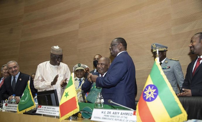 El senegalés Macky Sall, y su sucesor, Azali Assoumani, de las Comoras, como nuevo presidente de la Unión Africana