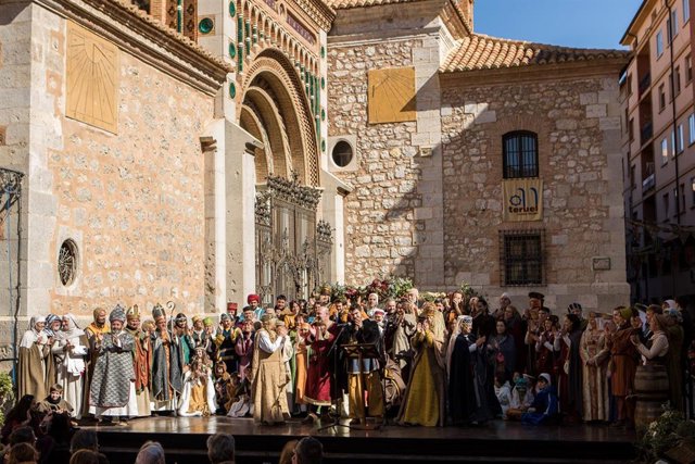 Dos actores representan el beso de la leyenda de los Amantes de Teruel en la plaza del Torico dentro de la festividad de los Amantes de Teruel, a 18 de febrero de 2023, en Teruel, Aragón (España). 