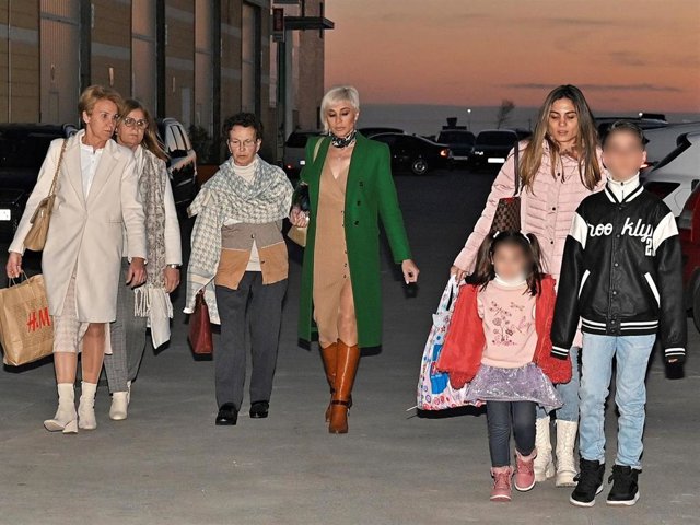 ANA MARÍA ALDÓN CON SU MADRE, SUS HERMANAS, SUS HIJOS Y SUS NIETOS