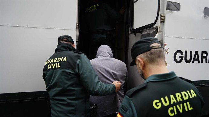 Archivo - Agentes de la Guardia Civil escoltan a un detenido