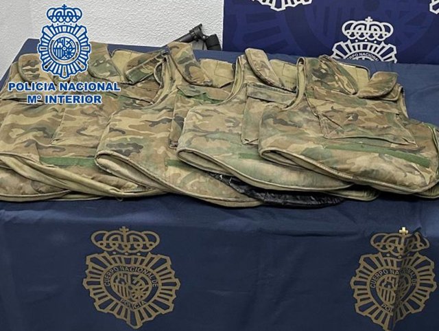 Chalecos antibalas intervenidos en la actuación policial.