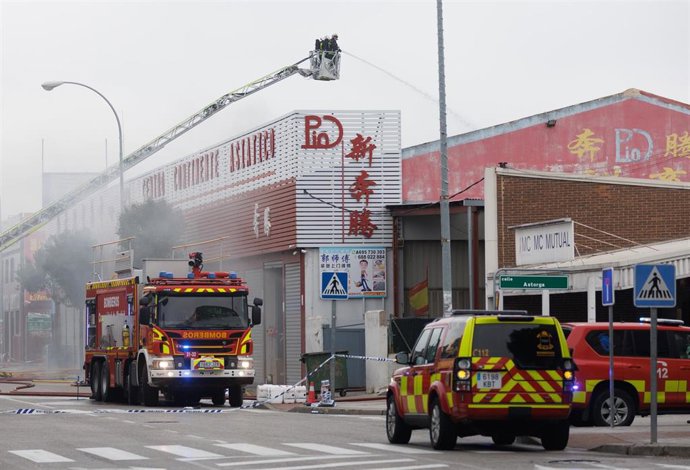 Archivo - Bomberos apagan el fuego de uno de los locales de Cobo Calleja el pasado 16 de enero de 2023, en Cobo Calleja, Fuenlabrada, Madrid (España).