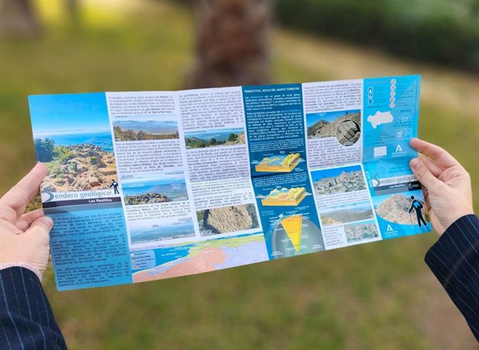 Uno de los folletos de papel