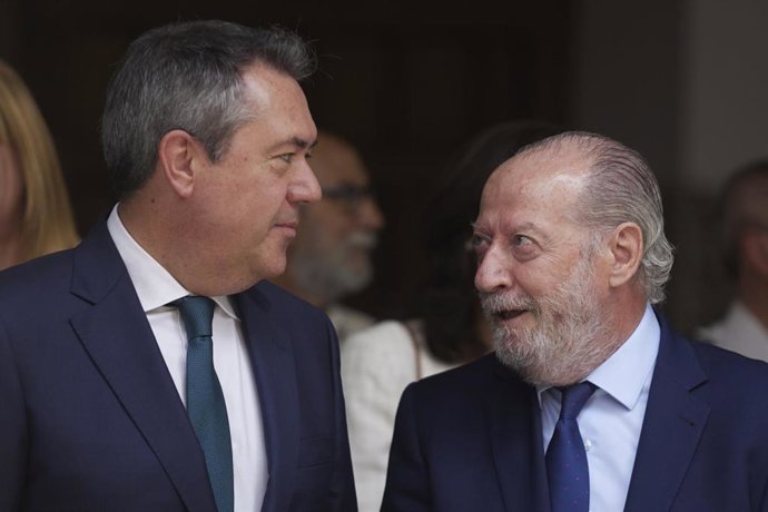 Archivo - El secretario general del PSOE en Andalucía, Juan Espadas, (i) junto al presidente de la Diputación de Sevilla Fernando Rodríguez Villalobos, (d) en una foto de archivo.