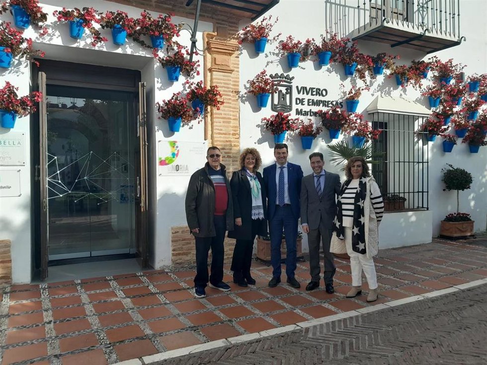 La directora general de Fomento del Emprendimiento y la Formación Continua, Pilar Marín, ha visitado los tres centros para conocer al personal que trabaja en ellos y a los promotores de las empresas que se encuentran aloja.