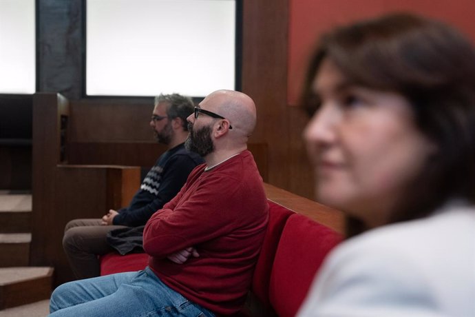 Els acusats Andreu P., Isaías H., i la presidenta de Junts, Laura Borrs, durant un judici per declarar per presumptament fraccionar contractes en la Institució de les Lletres Catalanes (ILC) al TSJC, a 10 de febrer del 2023