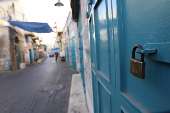 Archivo - 20 October 2022, Palestinian Territories, Bethlehem: Shops are seen closed during a general strike following the killing of Udai Tamimi in the West Bank city of Bethlehem. Israeli forces killed Udai Tamimi, a resident of the Jerusalem refugee 