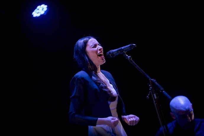 La cantante Blanca Paloma, actúa dentro del programa 21 Distritos, en el Centro Cultural El Pozo, del distrito de Puente de Vallecas