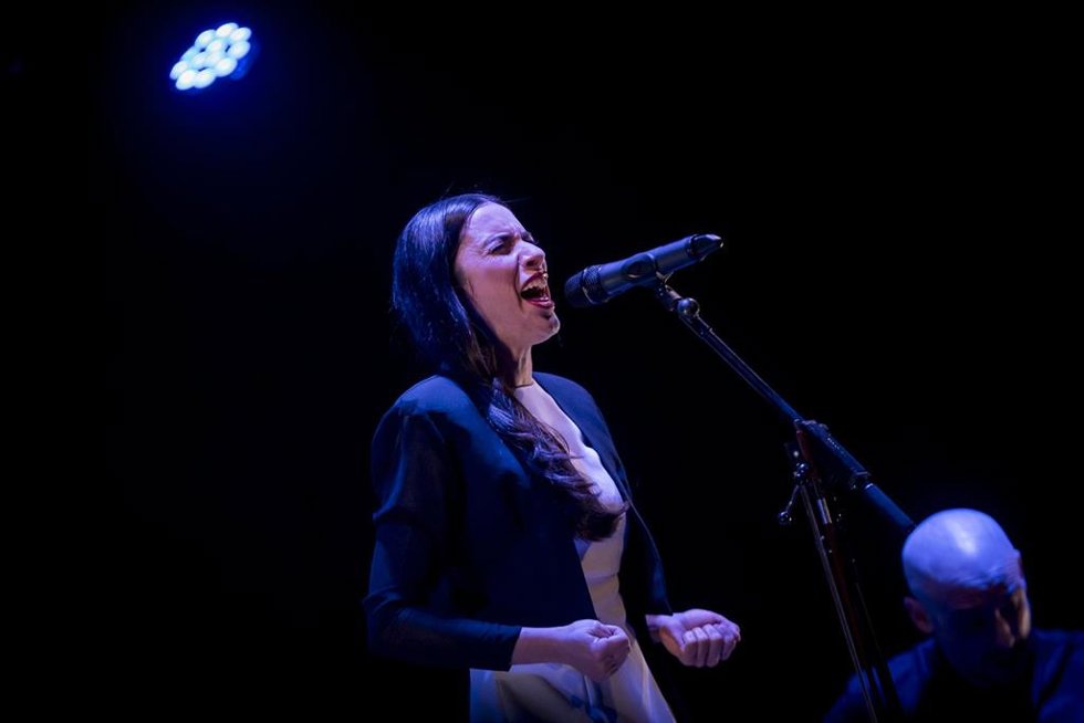 La cantante Blanca Paloma, actúa dentro del programa 21 Distritos, en el Centro Cultural El Pozo, del distrito de Puente de Vallecas
