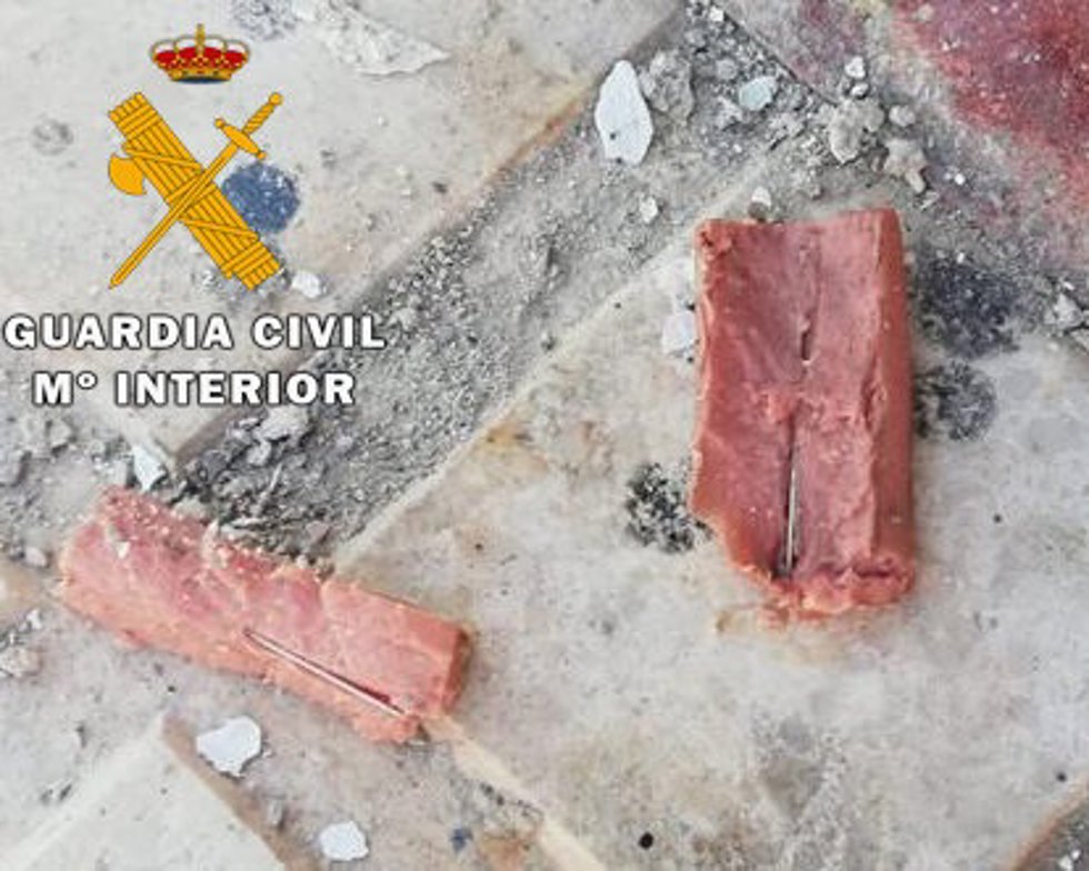 Archivo - Trozos de salchicha con alfileres que fueron fotografiadas por la Guardia Civil