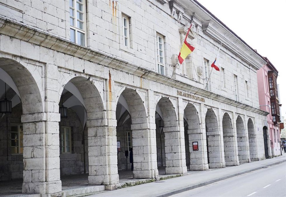 Archivo - Exterior del Parlamento de Cantabria 