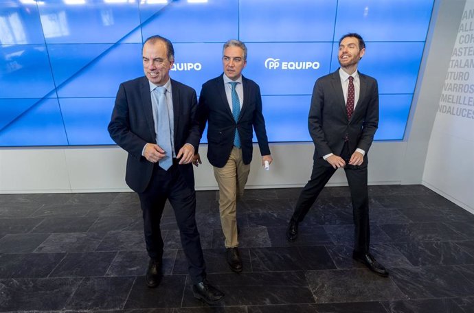 Archivo - (I-D) El diputado Carlos Adanero, el coordinador general del Partido Popular (PP), Elías Bendodo, y el diputado Sergio Sayas se reúnen en la sede del partido, a 19 de enero de 2023, en Madrid (España). El Partido Popular alcanzó esta semana un