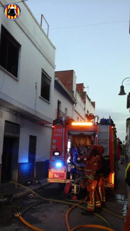 Rescatan a una persona semiinconsciente y a un gato tras un incendio en una vivienda en Castelló
