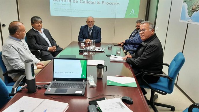 Reunión de una delegación de la Universidad de la Frontera y del Servicio de Salud O'Higgins de Chile con el viceconsejero de Salud y Consumo de la Junta, Miguel Ángel Guzmán