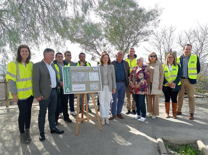 La delegada del Gobierno andaluz, Patricia Navarro, ha señalado que ya están al 70% de ejecución las actuales obras de mejora que se realizan en un tramo de cuatro kilómetros, con una inversión de 1,4 millones de euros por parte de la Junta.