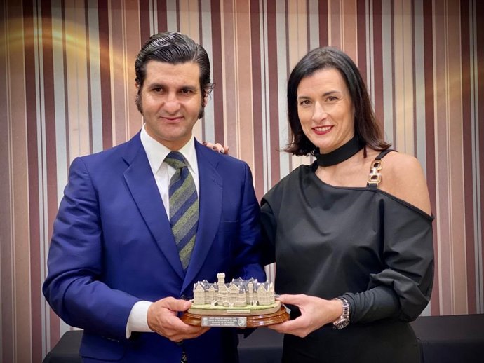 Morante de la Puebla y la alcaldesa de Santander, Gema Igual, en la entrega de los Premios de la Feria Taurina de Santiago en Santander