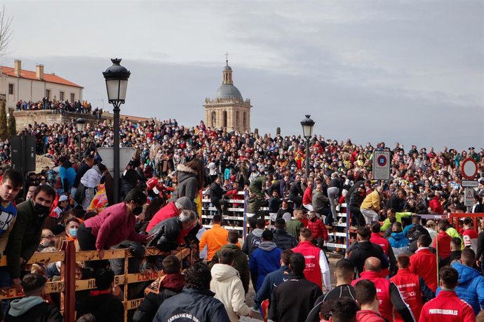 Archivo - Varias personas en un encierro en la Plaza Mayor de Ciudad Rodrigo, a 26 de febrero de 2022, en Salamanca, España. 